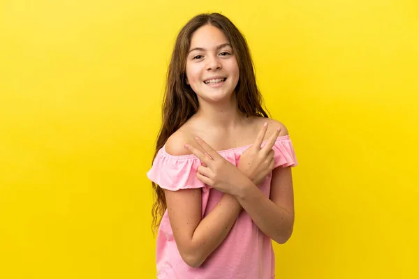 Menina Caucasiana Pouco Isolado Fundo Amarelo Sorrindo Mostrando Sinal Vitória — Fotografia de Stock