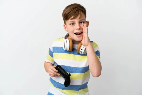 Liten Rödhårig Pojke Håller Ett Spel Pad Isolerad Vit Bakgrund — Stockfoto