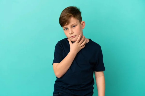 Pequeño Pelirrojo Aislado Sobre Fondo Azul Pensando —  Fotos de Stock