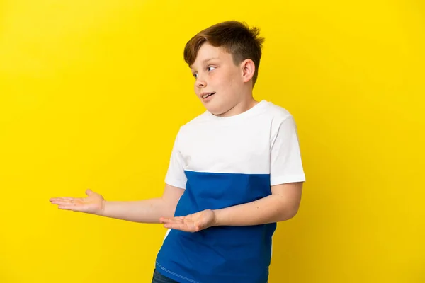 Μικρή Κοκκινομάλλα Αγόρι Απομονώνονται Κίτρινο Φόντο Έκφραση Έκπληξη Ενώ Ψάχνει — Φωτογραφία Αρχείου