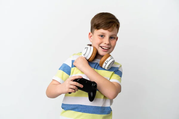 Liten Rödhårig Pojke Som Håller Ett Spel Pad Isolerad Vit — Stockfoto