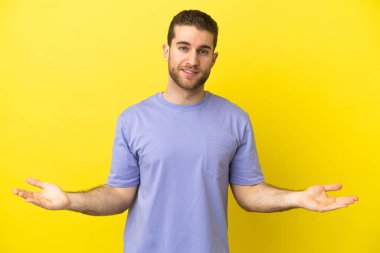 Sarışın yakışıklı, soyutlanmış, sarı bir geçmişi var. Şüpheleri var.