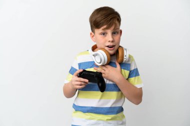 Beyaz arka planda izole edilmiş küçük kızıl saçlı çocuk sağa bakarken şaşırdı ve şok oldu.