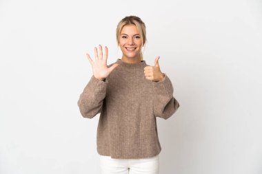 Beyaz arka planda izole edilmiş genç Rus kadın parmaklarıyla altısını sayıyor