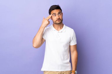 Mor arka planda yaşayan yakışıklı genç bir adam intihar jesti yapmada sorun yaşıyor.