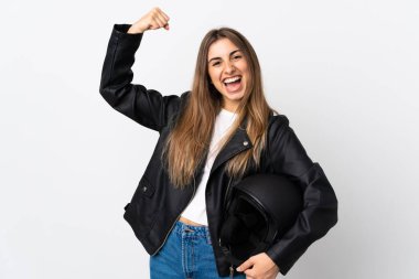 İzole edilmiş beyaz arka plan üzerinde motosiklet kaskı tutan genç bir kadın zaferi kutluyor.