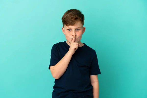 Malý Ryšavý Chlapec Izolované Modrém Pozadí Ukazující Znamení Mlčení Gesto — Stock fotografie