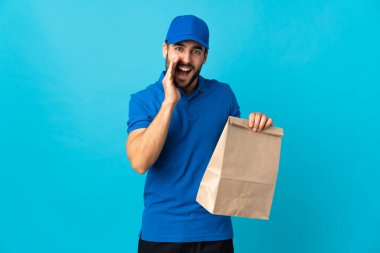 Mavi arka planda sakallı teslimatçı ağzı açık bağırıyor.
