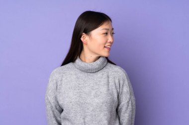 Tecrit edilmiş arka planda genç Asyalı kadın.