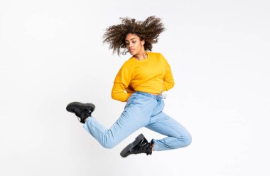 Genç Afrikalı Amerikalı kadın izole beyaz arka planda dans ediyor.