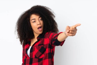 Tecrit edilmiş geçmişi olan genç Afrikalı Amerikalı kadın...