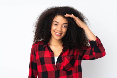 Genç Afro-Amerikalı kadın, izole edilmiş arka planda, mutlu bir ifadeyle selamlıyor.