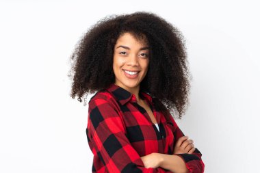 Genç Afro-Amerikalı kadın izole edilmiş, kolları bağlı ve ileriye bakıyor.