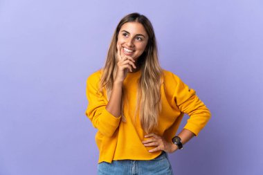 Soyutlanmış mor arka planı olan genç İspanyol kadın bir fikir ararken...