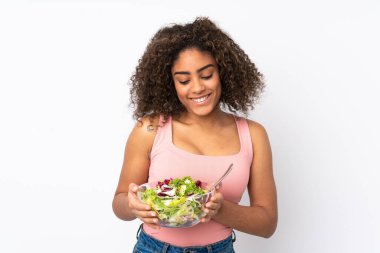 Beyaz arka planda salatalı genç Afrikalı Amerikalı kadın.