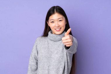 Asyalı genç bir kadın soyutlanmış ve iyi bir şey olduğu için onaylanmış.