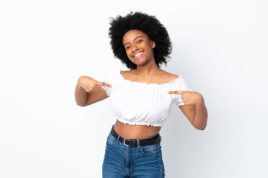 Genç Afrikalı Amerikalı kadın beyaz arka planda kendini beğenmiş ve gururlu.