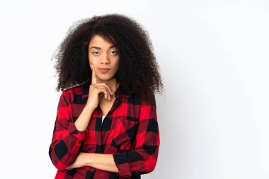 Tecrit edilmiş geçmişi olan genç bir Afrikalı Amerikalı kadın.