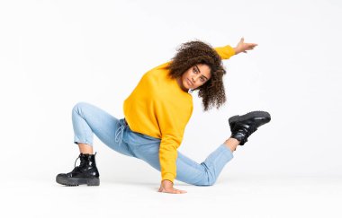 Genç Afrikalı Amerikalı kadın izole beyaz arka planda dans ediyor.