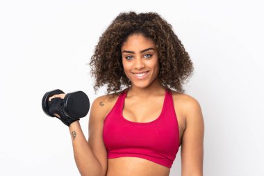 Beyaz arka planda izole edilmiş genç Afrikalı Amerikalı kadın halter yapıyor.