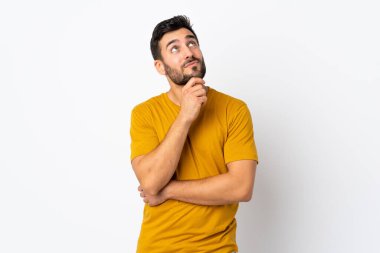 Beyaz arka planda sakallı, yakışıklı genç bir adam.