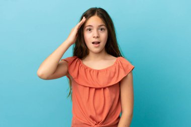 Mavi arka planda izole edilmiş küçük beyaz kız bir şey fark etti ve çözüme niyetlendi.