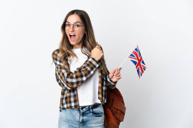 Bir zaferi kutlayan genç Romen kadını, beyaz arka planda izole edilmiş bir şekilde İngiltere bayrağı tutuyor