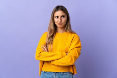 Soyutlanmış mor arka planda genç İspanyol kadın üzgün hissediyor.