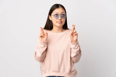 Genç Çinli kız izole edilmiş beyaz arka planda şans diliyor ve en iyisini diliyor.