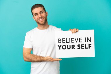 Yakışıklı, mavi arka planda, üzerinde 