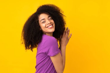 Genç Afrikalı Amerikalı kadın izole edilmiş bir geçmişle ilgili bir şeyler planlıyor.