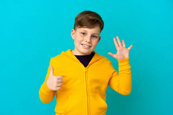 Pequeño Pelirrojo Aislado Sobre Fondo Azul Contando Seis Con Los — Foto de Stock