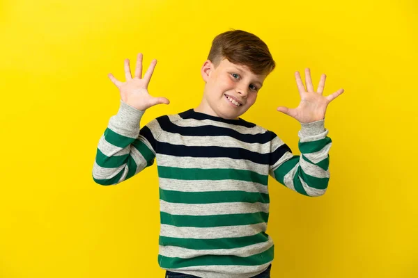 Pequeño Pelirrojo Aislado Sobre Fondo Amarillo Contando Diez Con Los —  Fotos de Stock