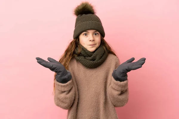 Bambina Con Cappello Invernale Isolato Sfondo Rosa Avendo Dubbi Mentre — Foto Stock