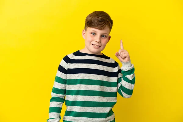 Kleine Roodharige Jongen Geïsoleerd Gele Achtergrond Denken Een Idee Wijzend — Stockfoto