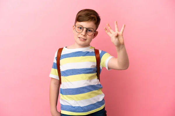 小さな赤頭Caucasian男の子隔離されたピンクの背景幸せなとカウント4とともに指 — ストック写真