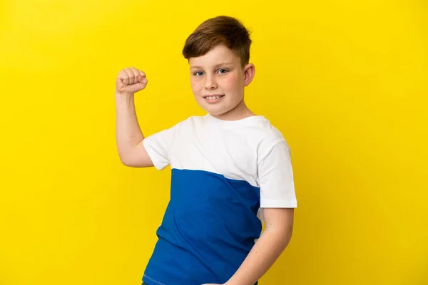 Petit Rousse Garçon Isolé Sur Fond Jaune Faisant Geste Fort — Photo