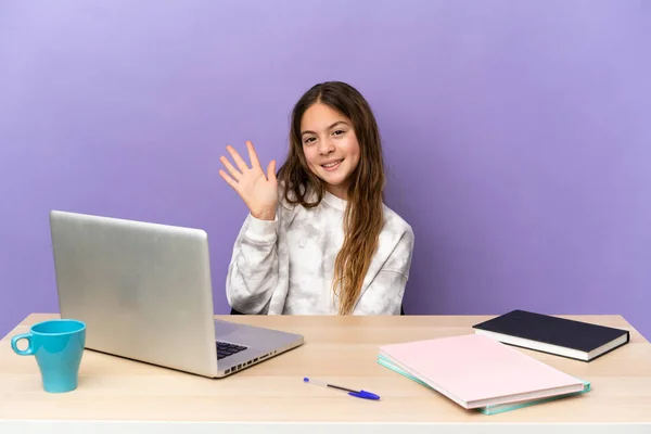 Menina Estudante Local Trabalho Com Laptop Isolado Fundo Roxo Saudando — Fotografia de Stock