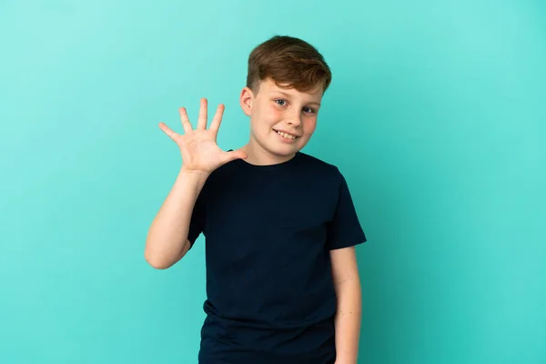 Liten Rödhårig Pojke Isolerad Blå Bakgrund Räkna Fem Med Fingrar — Stockfoto