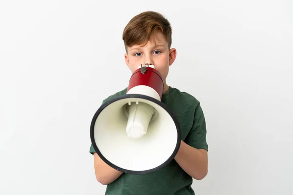 Piccolo Ragazzo Rossa Isolato Sfondo Bianco Gridando Attraverso Megafono Annunciare — Foto Stock