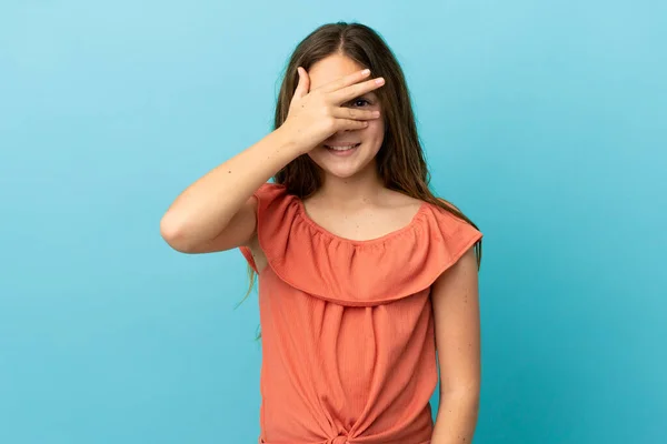 Pequeña Chica Caucásica Aislada Sobre Fondo Azul Cubriendo Los Ojos —  Fotos de Stock