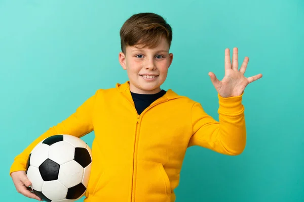 Roodharige Kind Spelen Voetbal Geïsoleerd Blauwe Achtergrond Tellen Vijf Met — Stockfoto