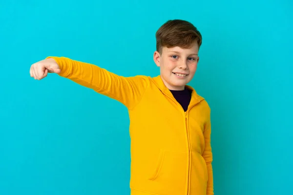 Pequeño Pelirrojo Aislado Sobre Fondo Azul Dando Gesto Hacia Arriba — Foto de Stock