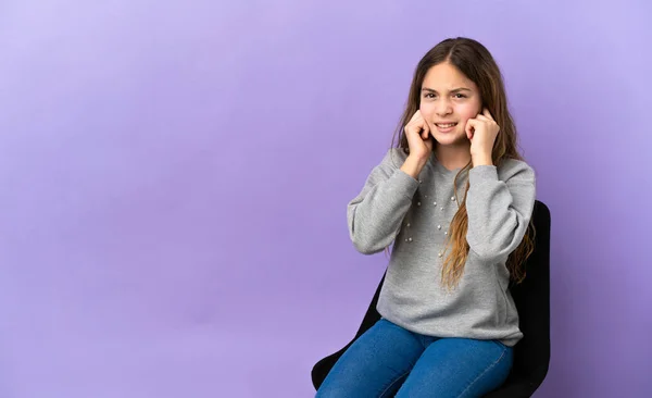 Маленькая Кавказская Девочка Сидящая Стуле Изолированная Фиолетовом Фоне Расстроенная Закрывающая — стоковое фото