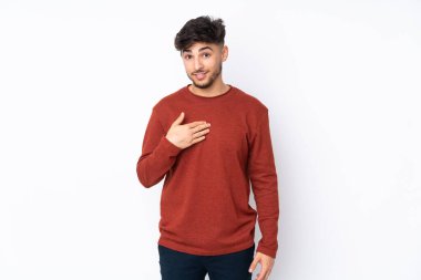 Soyutlanmış geçmişi olan yakışıklı bir Arap erkeği kendini işaret ediyor.