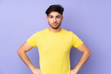 Münzevi geçmişi olan yakışıklı bir Arap.