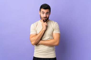 Sakallı, sakallı, genç ve yakışıklı bir adam.