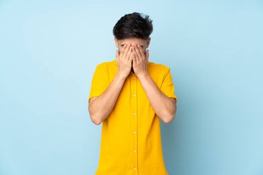 Yorgun ve hasta bir ifadeyle soyutlanmış Arap yakışıklı bir adam.