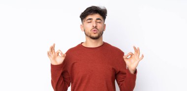 Zen pozunda soyutlanmış Arap yakışıklı bir adam.