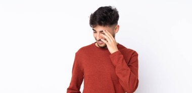 Arap yakışıklı bir adam soyutlanmış arka planda gülüyor